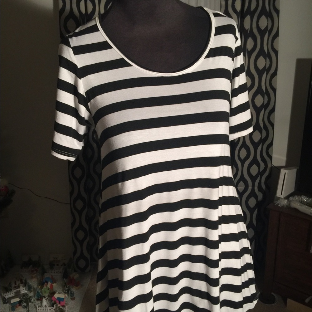NWOT LuLaRoe Perfect T